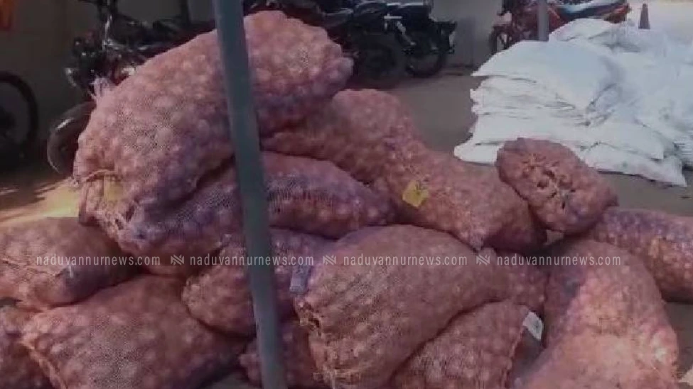 സവാള എന്ന വ്യാജേനെ പുകയില ഉൽപ്പന്നങ്ങൾ കടത്താൻ ശ്രമം; രണ്ട് പേർ പോലീസ് കസ്റ്റഡിയിൽ