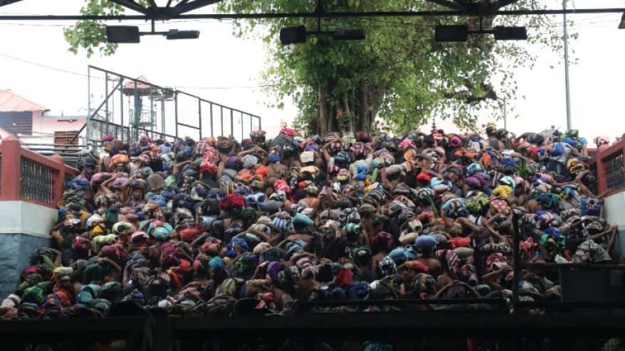 ശ്രീകോവിലിന് സമീപമത്തുണ്ടായ തിരക്കിനിടയിൽ ശബരിമല സന്നിധാനത്തെ കൈവരി തകർന്നു