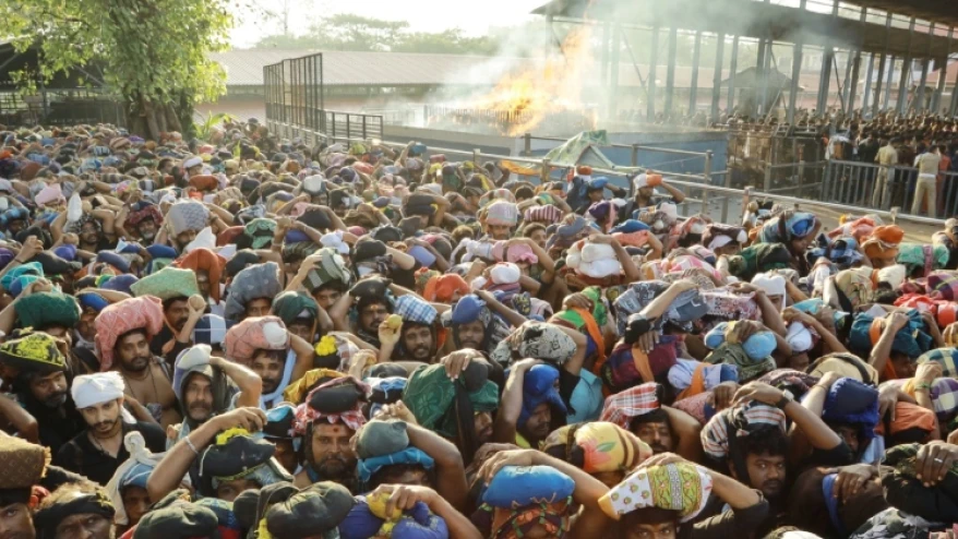 വൻ ഭക്തജന തിരക്ക്; ശബരിമലയിൽ ഇന്ന് മുതൽ സ്പോട്ട് ബുക്കിങ് ഇല്ല