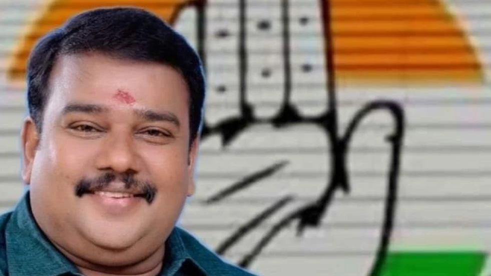 കാസർഗോഡ് DCC ജനറൽ സെക്രട്ടറി വിനോദ് കുമാർ കുഴഞ്ഞു വീണു മരിച്ചു