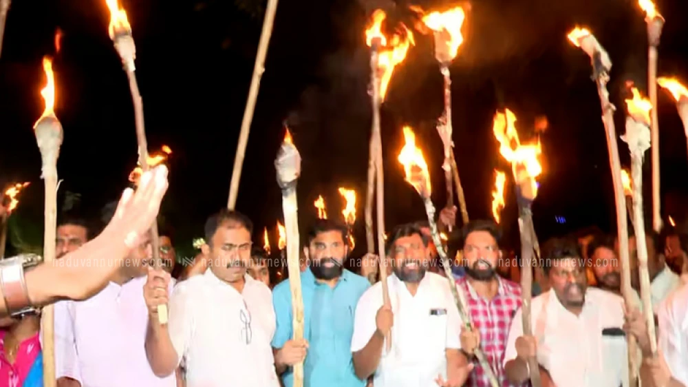 ക്ലിഫ്ഹൗസിലേക്ക് യൂത്ത് കോൺഗ്രസ് നൈറ്റ് മാർച്ച്നടത്തി; മുഖ്യമന്ത്രിയുടെ ബാനറുകൾ കീറി, 