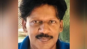 
                        ദൂരദർശനിലെ ലൈവിനിടെ പ്ലാനിങ് ഡയറക്ടർ കുഴഞ്ഞു വീണു മരിച്ചു 