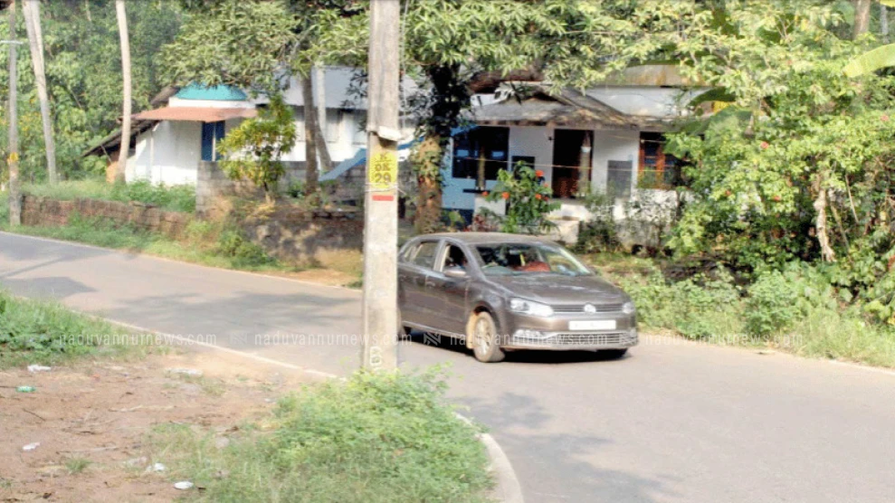 നന്മണ്ടയില്‍ യാ​ത്ര​ക്കാ​ർ​ക്ക് ഭീ​ഷ​ണി​യാ​യി വൈ​ദ്യു​തി​ത്തൂ​ൺ