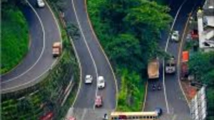 
                        താമരശ്ശേരി ചുരത്തില്‍ ഗതാഗത തടസ്സം; ബസ് കേടായതിനെ തുടർന്നാണ് തടസ്സം