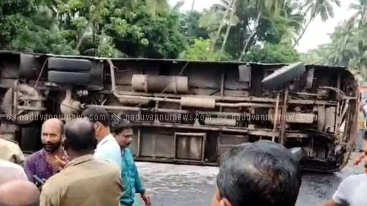  എലത്തൂര്‍ കോരപ്പുഴ പാലത്തിന് സമീപം സ്വകാര്യബസ് ടിപ്പര്‍ ലോറിയില്‍ ഇടിച്ച്  അപകടം.