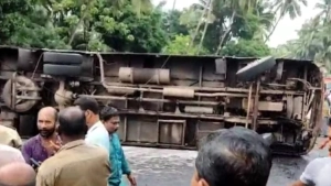 
                        എലത്തൂര്‍ കോരപ്പുഴ പാലത്തിന് സമീപം സ്വകാര്യബസ് ടിപ്പര്‍ ലോറിയില്‍ ഇടിച്ച്  അപകടം.