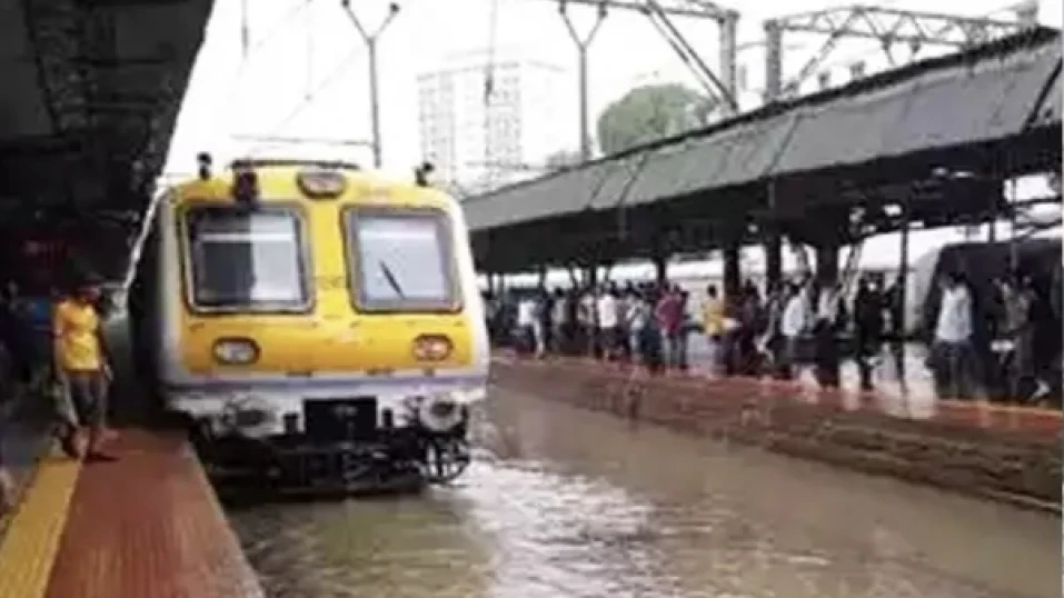 മുംബൈയിൽ കനത്ത മഴ; റോഡുകളിലും റെയിൽവേ ട്രാക്കുകളിലും വെള്ളം