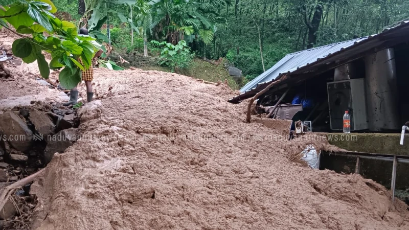  കക്കയത്ത് ഉരുള്‍പൊട്ടല്‍ ;കോഴി ഫാം ഒലിച്ചുപോയി