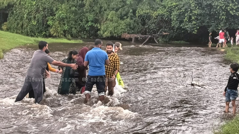 കരിയാത്തുംപാറ ടൂറിസ്റ്റ് കേന്ദ്രത്തില്‍ മലവെള്ളപ്പാച്ചില്‍: സഞ്ചാരികള്‍ കുടുങ്ങി