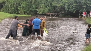 
                        കരിയാത്തുംപാറ ടൂറിസ്റ്റ് കേന്ദ്രത്തില്‍ മലവെള്ളപ്പാച്ചില്‍: സഞ്ചാരികള്‍ കുടുങ്ങി