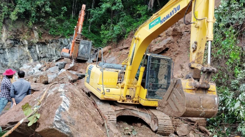  കക്കയം തലയാട് റോഡിലെ മണ്ണ് നീക്കം ചെയ്ത് തുടങ്ങി