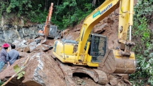 
                        കക്കയം തലയാട് റോഡിലെ മണ്ണ് നീക്കം ചെയ്ത് തുടങ്ങി