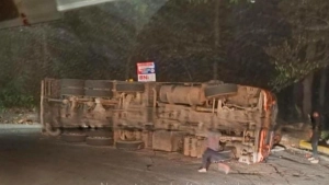 
                        താമരശ്ശേരി ചുരത്തില്‍ മരം കയറ്റി വരികയായിരുന്ന ലോറി മറിഞ്ഞ് കൂടത്തായി സ്വദേശിക്ക് പരിക്ക്