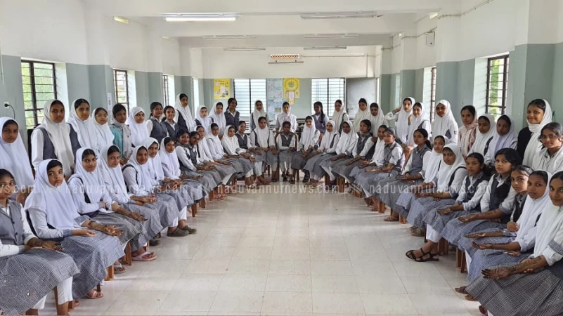  പൂനൂര്‍ ഗവ. ഹയര്‍ സെക്കന്ററി സ്‌കൂളില്‍ മൈലാഞ്ചിയിടല്‍ മത്സരവും ബലി പെരുന്നാള്‍ സൗഹൃദ സംഗമവും സംഘടിപ്പിച്ചു 