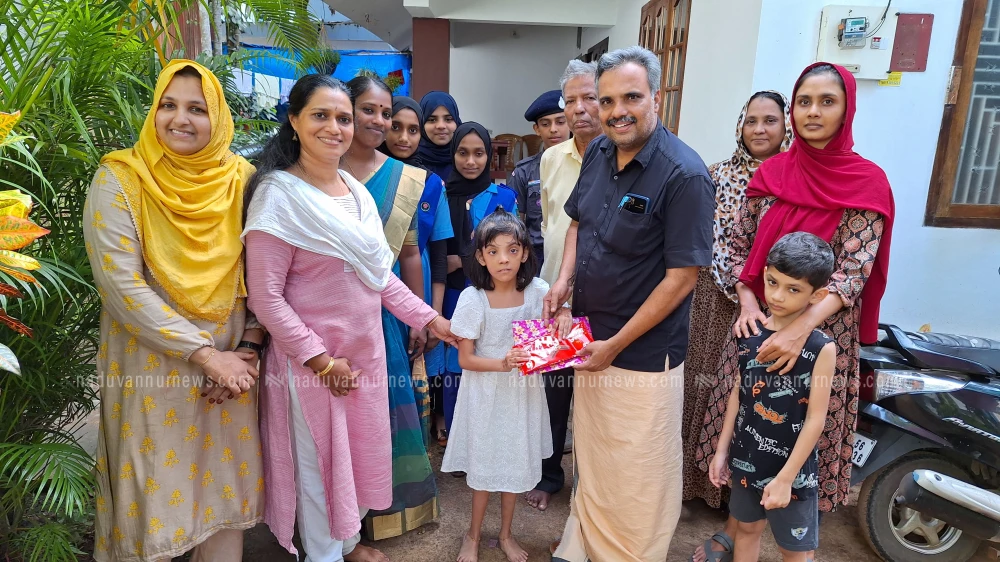 വായന ദിനത്തിൽ പുസ്തകങ്ങളുമായി വീട്ടിലെത്തി കെ.പി.എം.എസ്.എം. എച്ച്.എസ്.എസ്. വിദ്യാർത്ഥികൾ