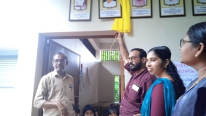 
                        മലയാളത്തിൻ്റെ പ്രിയ എഴുത്തുകാരുടെ ഫോട്ടോ അനാച്ഛാദനവും വിദ്യാരംഗം കലാസാഹിത്യ വേദി ഉദ്ഘാടനവും സംഘടിപ്പിച്ചു