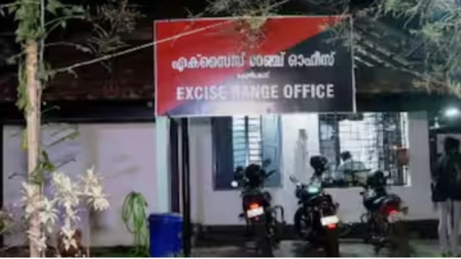 നാദാപുരത്ത് അനധികൃത മദ്യ വിൽപ്പനക്കാർക്ക് മദ്യം എത്തിച്ചു നൽകിയ എക്സൈസ് ഉദ്യോഗസ്ഥന് സസ്പെൻഷൻ
