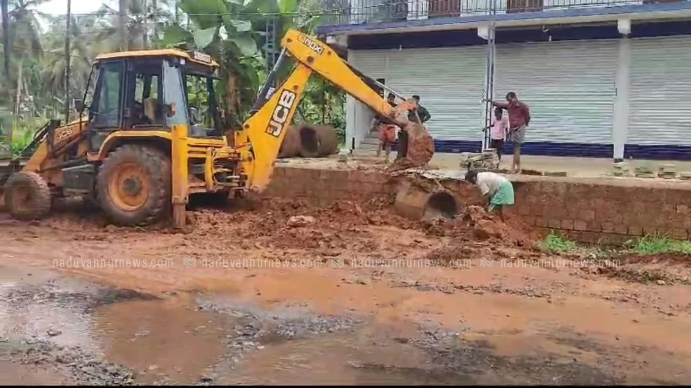 സ്വകാര്യ വ്യക്തിയുടെ കെട്ടിടത്തിലേക്കുള്ള വഴി പൊളിച്ചുമാറ്റിയതായി പരാതി