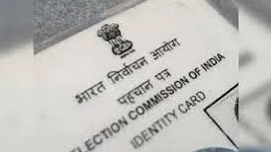 ബേപ്പൂരില്‍ ഒരാള്‍ക്ക് മൂന്ന് വോട്ടര്‍ ഐഡി കാര്‍ഡ്; തിരഞ്ഞെടുപ്പ് ഉദ്യോഗസ്ഥര്‍ക്ക് സസ്‌പെന്‍ഷന്‍