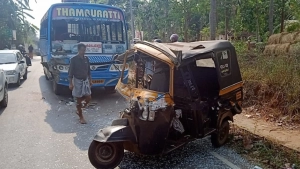 
                        പന്നിമുക്കിൽ ഓട്ടോയും ബസ്സും കൂട്ടിയിടിച്ചു