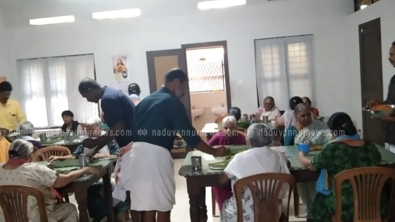 നടുവണ്ണൂർ ഗവൺമെൻറ് എച്ച്എസ് പൂർവവിദ്യാർത്ഥി സംഘം അഗതിമന്ദിരത്തിൽ അന്നദാനം നടത്തി