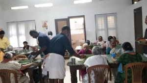 
                        നടുവണ്ണൂർ ഗവൺമെൻറ് എച്ച്എസ് പൂർവവിദ്യാർത്ഥി സംഘം അഗതിമന്ദിരത്തിൽ അന്നദാനം നടത്തി