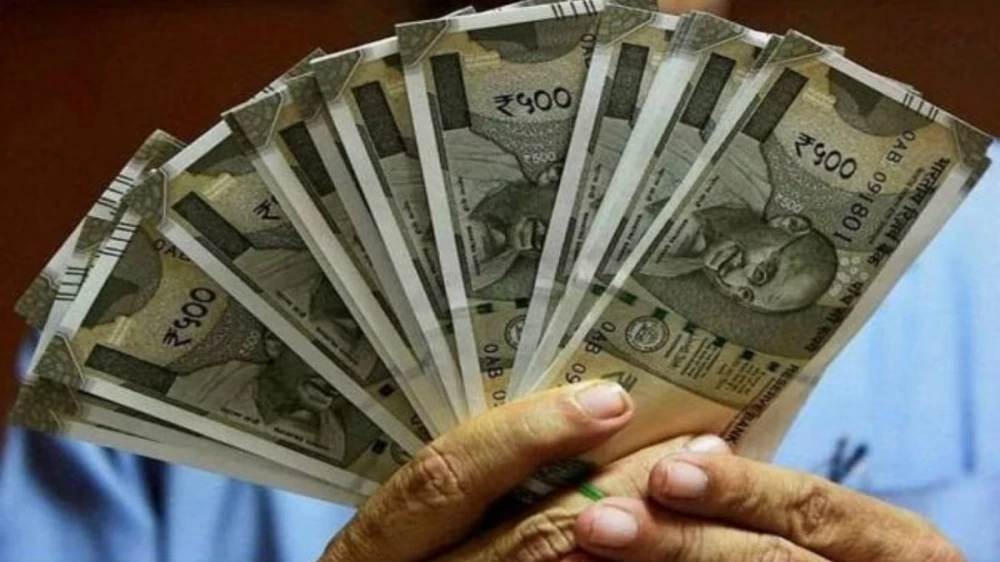 ആലുവ കമ്പനിപ്പടി റോഡിൽ പറന്നത് 40,000 രൂപ,  ഉടമയ്ക്ക് തിരികെ ലഭിച്ചത് 10000, ബാക്കി പലരും പെറുക്കിയെടുത്തു