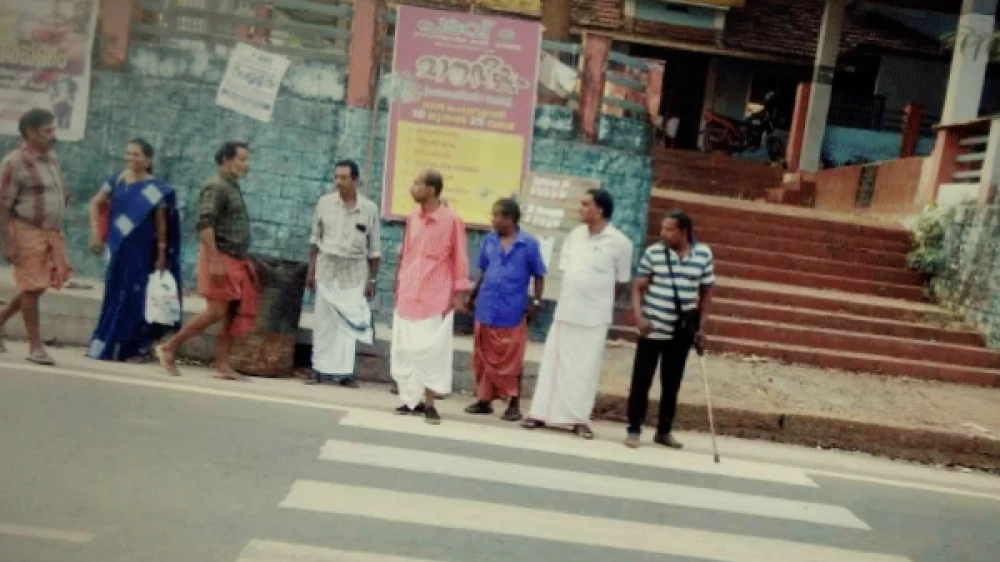 കാൽനട യാത്രക്കാർക്ക്  സീബ്രാ ലൈനിലും രക്ഷയില്ലാത്ത അവസ്ഥ