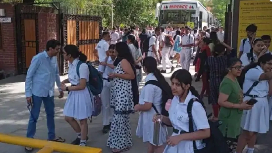 ഡൽഹിയിൽ സ്കൂളുകൾക്ക് നേരെ ബോംബ് ഭീഷണി; പരീക്ഷകൾ മാറ്റിവെച്ചു