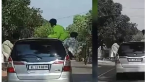 
                        സാഹസികമായി വാഹനമോടിച്ച യുവാക്കൾക്ക് അപൂർവ്വ ശിക്ഷയുമായി എം.വി.ഡി.