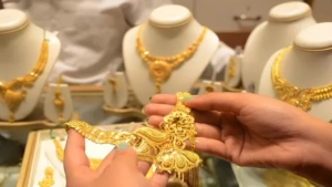 
                        സ്വർണ വിലയിൽ വമ്പൻ ഇടിവ് ; രണ്ടാഴ്ചയ്ക്ക് ശേഷമുള്ള ഏറ്റവും കുറഞ്ഞ നിരക്ക്