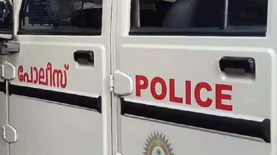 ക്വാറി ഉടമയെ ഭീഷണിപ്പെടുത്തി 18 ലക്ഷം രൂപ തട്ടി; എസ്.ഐയ്ക്കും എസ്.എച്ച്.ഒയ്ക്കുമെതിരെ കേസ്