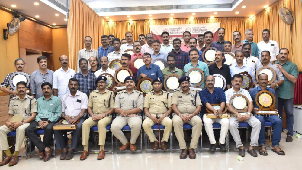 വിരമിക്കുന്ന പോലീസ് ഉദ്യോഗസ്ഥർക്ക് യാത്രയയപ്പ് സംഘടിപ്പിച്ചു