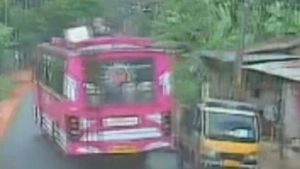 
                        കൂമുള്ളി വായനശാലയ്‌ക്ക് സമീപം  ബസ്സിടിച്ച്  ബൈക്ക് യാത്രക്കാരന് ദാരുണാന്ത്യം.