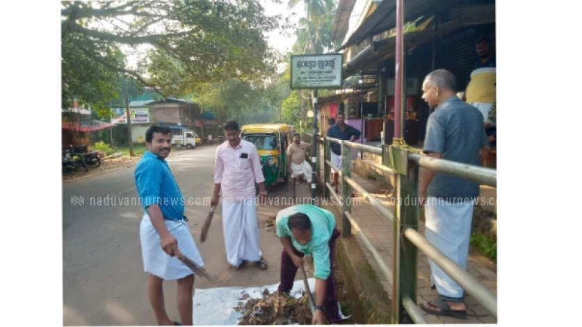 പേരാമ്പ്ര ഉപജില്ലാ കലോത്സവം; ഓട്ടോസ്റ്റാൻ്റ് ശുചീകരണവുമായി തൊഴിലാളികൾ