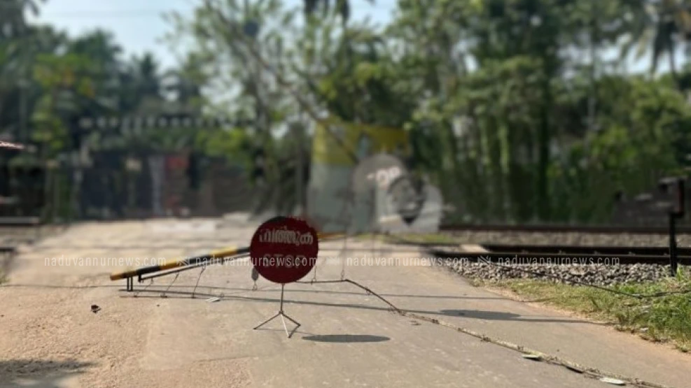 കൊല്ലം റെയിൽവേ ഗേറ്റിൽ ബസ് നീങ്ങി ഗേറ്റ് തകർന്നു