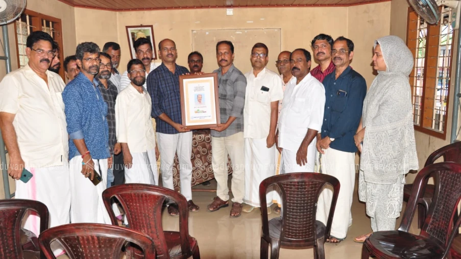 ഹെൽത്ത് സൂപ്പർവൈസർ ആയി പ്രമോഷൻ ലഭിച്ച ടി.കെ. മുരളീധരന് സ്നേഹാദരവ്