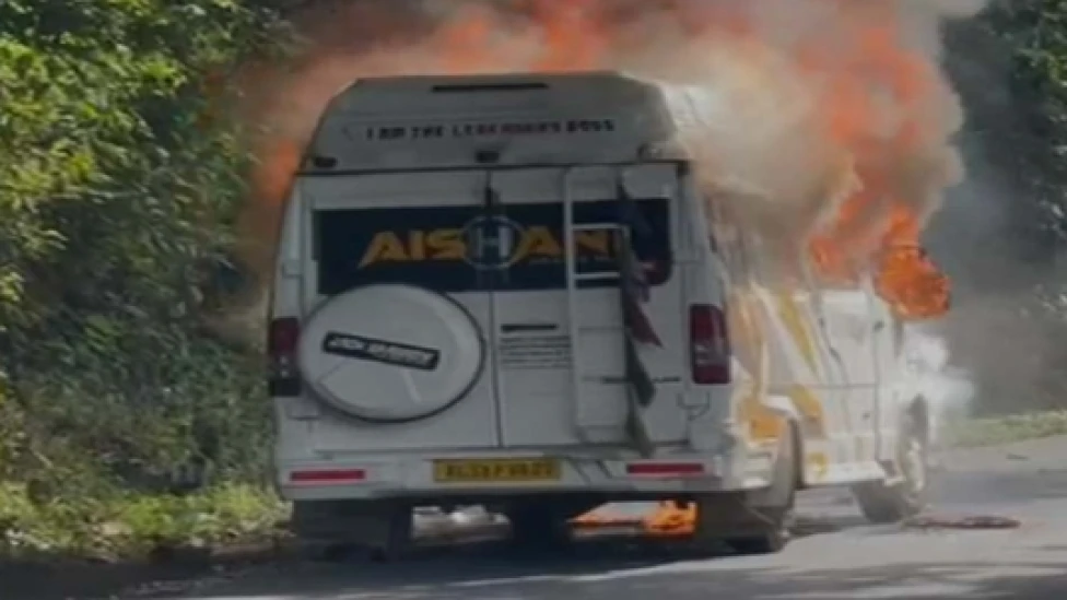 കുറ്റ്യാടി ചുരത്തിൽ ട്രാവലറിന് തീപ്പിടിച്ചു