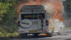 
                        കുറ്റ്യാടി ചുരത്തിൽ ട്രാവലറിന് തീപ്പിടിച്ചു