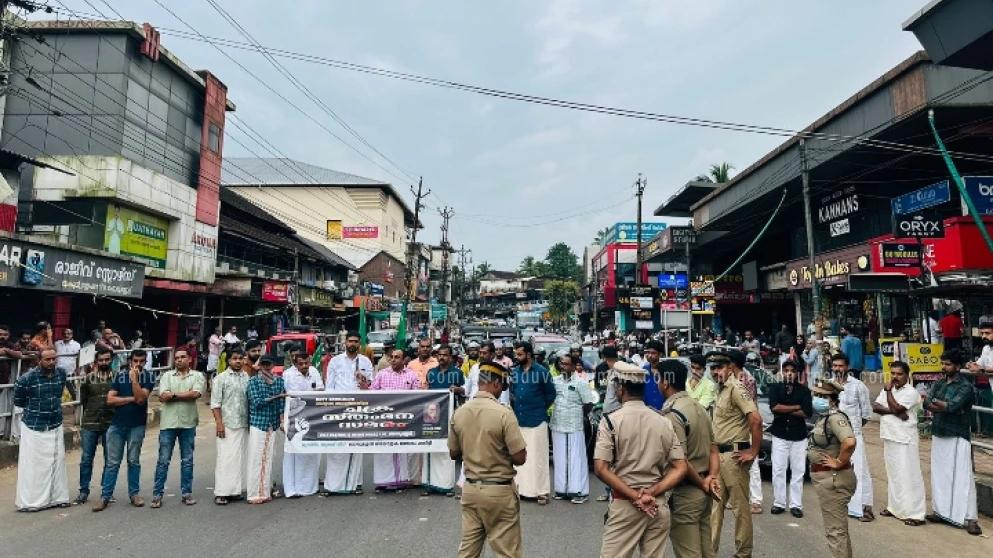 ബാലുശ്ശേരിയിൽ യൂത്ത് ലീഗ് ചക്രസ്തംഭന സമരം നടത്തി