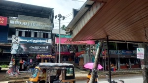 
                        ഹൈമാസ്റ്റ് ലൈറ്റ് കണ്ണടച്ചു; ഉള്ളിയേരി പട്ടണം ഇരുട്ടിൽ