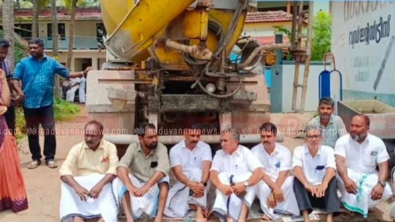 നാഷണൽ ഹൈവേ വികസന സാധനങ്ങൾ സ്വകാര്യ വ്യക്തിക്ക് കൈമാറി; പയ്യോളി നഗരസഭയും സിപിഎമ്മും കുത്തിയിരിപ്പ് സമരത്തിൽ