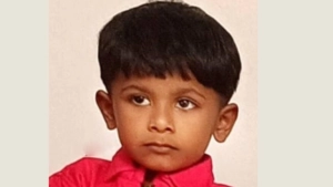 
                        ഊഞ്ഞാലാടിക്കൊണ്ടിരിക്കെ കോണ്‍ക്രീറ്റ് പാളി ഇടിഞ്ഞ് വീണ് നാലു വയസുകാരൻ മരിച്ചു