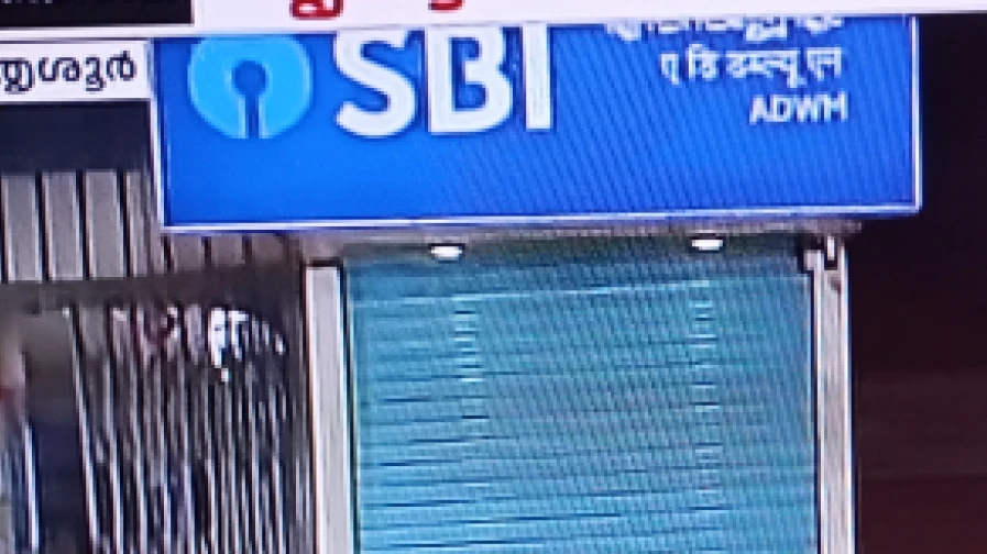 തൃശ്ശൂർ ജില്ലയിലെ വിവിധ സ്ഥലങ്ങളിൽ ഇന്ന് പുലർച്ചെ എടിഎം മുകൾ തകർത്ത് 60 ലക്ഷം കവർന്നു