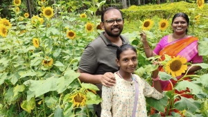 
                        കരുവണ്ണൂരിൽ സ്വകാര്യ വ്യക്തിയുടെ സ്ഥലത്ത് സൂര്യകാന്തി വിടർന്നു