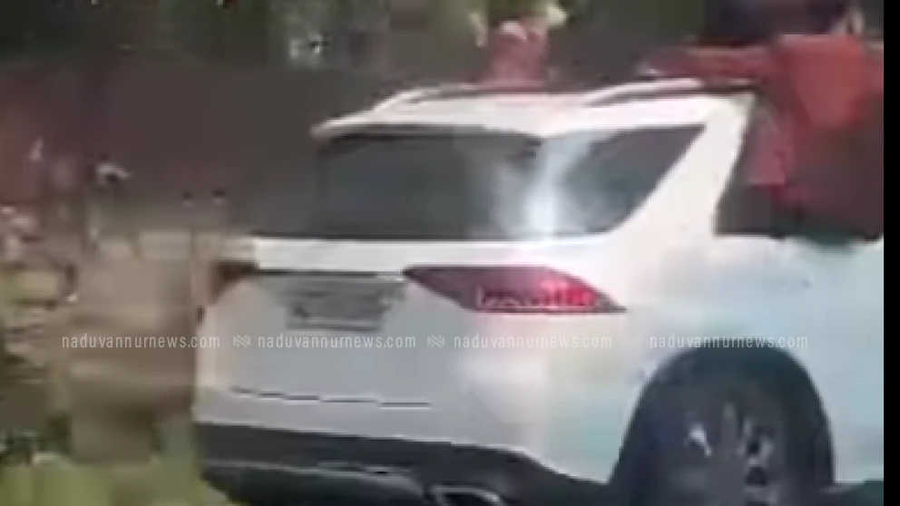 കാറിൽ അഭ്യാസം കാട്ടി യാത്ര ചെയ്തവർക്കെതിരെ പോലീസ് കേസെടുത്തു