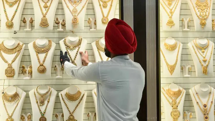  വ്യാപാര യുദ്ധത്തിനിടെ കത്തിക്കയറി സ്വർണ വില, പവന് ഇന്നും 840 രൂപ കൂടി