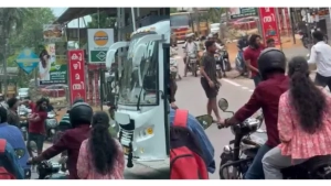 
                        കൊടുവള്ളിയിൽ കല്യാണ സംഘം സഞ്ചരിച്ച ബസ്സിനു നേരെ ആക്രമണം