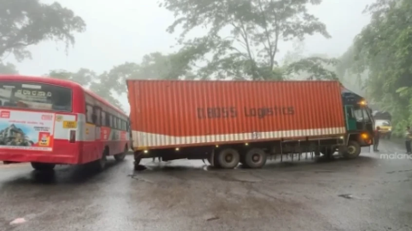 താമരശ്ശേരി ആറാം വളവിൽ കണ്ടെയ്നർ ലോറി കുടുങ്ങി ചുരത്തിലെ ഗതാഗതം തടസ്സപ്പെട്ടു