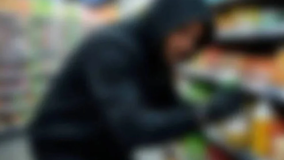  ആലുവയിൽ കടയിൽ നിന്ന് 30 കുപ്പി വെളിച്ചെണ്ണ മോഷ്ടിച്ചു